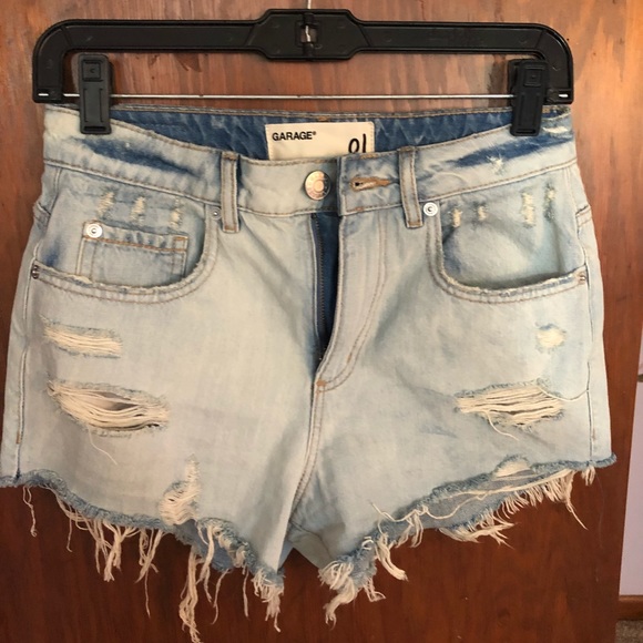Distressed, light-wash jean shorts 💥 - Picture 3 of 4